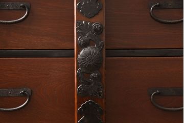 和製アンティーク　明治大正期　前面ケヤキ材　閂(かんぬき)付き　孔雀の飾り金具が存在感を放つ仙台車箪笥(仙台箪笥、時代箪笥)(R-050682)