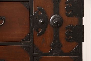 和製アンティーク　明治大正期　前面ケヤキ材　閂(かんぬき)付き　孔雀の飾り金具が存在感を放つ仙台車箪笥(仙台箪笥、時代箪笥)(R-050682)