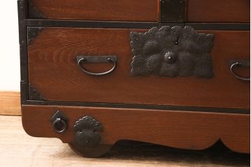 和製アンティーク　明治大正期　前面ケヤキ材　閂(かんぬき)付き　孔雀の飾り金具が存在感を放つ仙台車箪笥(仙台箪笥、時代箪笥)(R-050682)