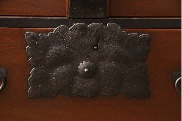 和製アンティーク　明治大正期　前面ケヤキ材　閂(かんぬき)付き　孔雀の飾り金具が存在感を放つ仙台車箪笥(仙台箪笥、時代箪笥)(R-050682)