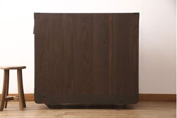 和製アンティーク　明治大正期　前面ケヤキ材　閂(かんぬき)付き　孔雀の飾り金具が存在感を放つ仙台車箪笥(仙台箪笥、時代箪笥)(R-050682)