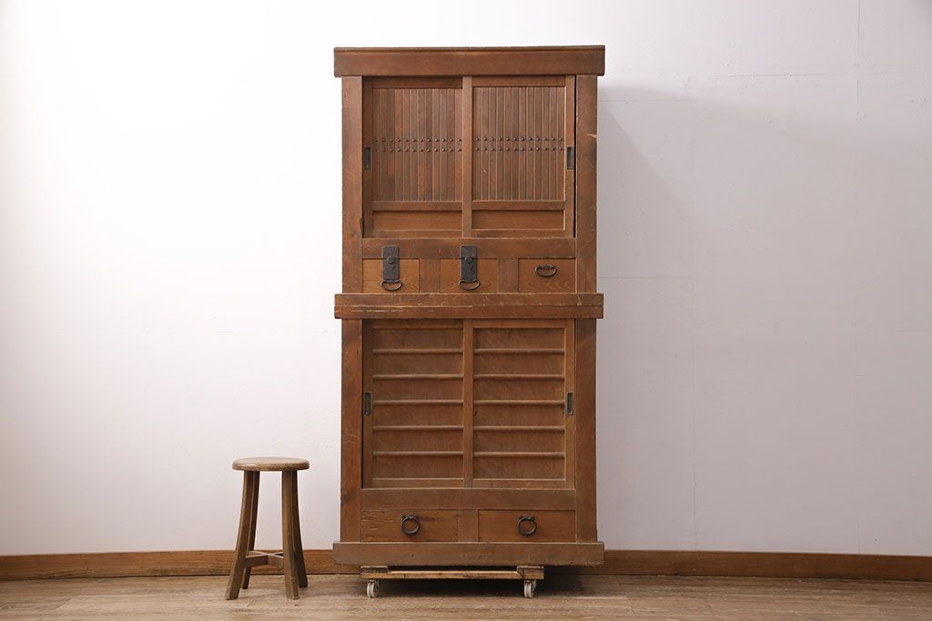 和製アンティーク　前面ヒノキ材　コンパクトなサイズが嬉しい!趣ある和の空間作りにおすすめの3尺水屋箪笥(重ね箪笥、食器棚、収納棚、キャビネット)(R-050684)