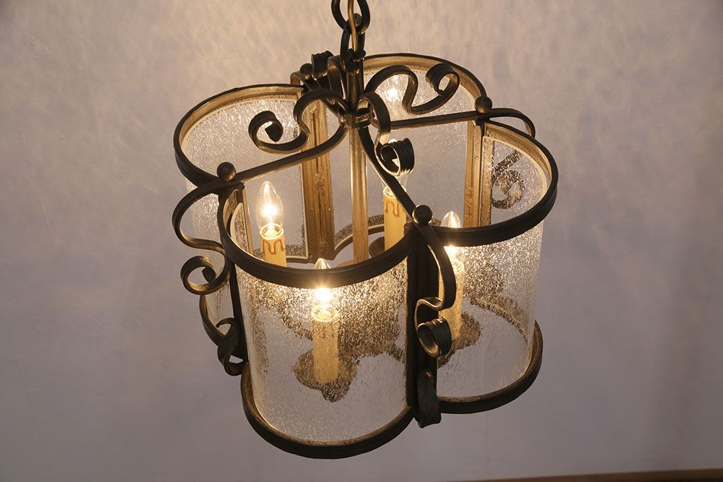 ビンテージ照明　高級品!　ロートアイアンフレームと気泡ガラスがおしゃれな天井照明(吊り下げ照明、シャンデリア、シェード、ヴィンテージ)(R-050688)