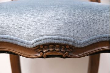 中古　フランス輸入家具　淡いブルーが美しい!優雅な佇まいが魅力的なチェア(定価約12万円)(サロンチェア、椅子)(R-050690)