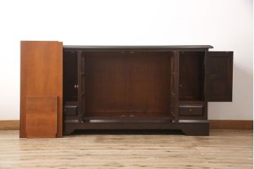 中古　北海道民芸家具　クラシカルな雰囲気が魅力!落ち着きのある空間づくりにおすすめのサイドボード(キャビネット、収納棚、リビングボード)(R-050693)