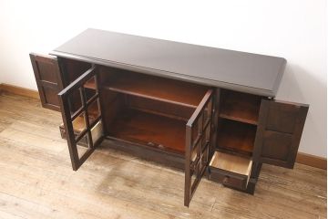 中古　北海道民芸家具　クラシカルな雰囲気が魅力!落ち着きのある空間づくりにおすすめのサイドボード(キャビネット、収納棚、リビングボード)(R-050693)