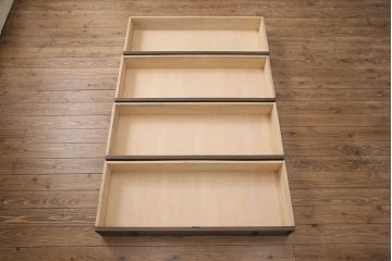 和製ヴィンテージ　　神戸洋家具　ナラ材　ペイント仕上げ限定　華やかな花の彫刻が目を引く衣装箪笥(整理タンス、引き出し、チェスト、ビンテージ)(R-050695)