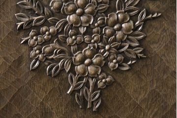 和製ヴィンテージ　　神戸洋家具　ナラ材　ペイント仕上げ限定　華やかな花の彫刻が目を引く衣装箪笥(整理タンス、引き出し、チェスト、ビンテージ)(R-050695)