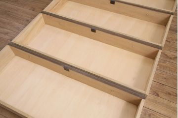 和製ヴィンテージ　　神戸洋家具　ナラ材　ペイント仕上げ限定　華やかな花の彫刻が目を引く衣装箪笥(整理タンス、引き出し、チェスト、ビンテージ)(R-050695)
