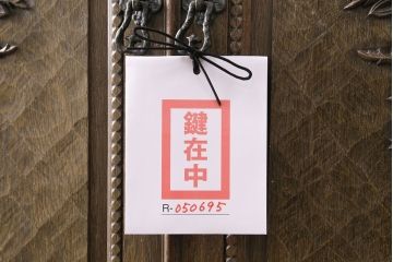 和製ヴィンテージ　　神戸洋家具　ナラ材　ペイント仕上げ限定　華やかな花の彫刻が目を引く衣装箪笥(整理タンス、引き出し、チェスト、ビンテージ)(R-050695)