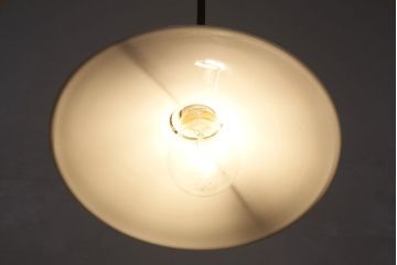 アンティーク照明　古き良き時代の味を感じる平笠シェードのペンダントライト(吊り下げ照明、天井照明、シェード、電笠)(R-050698)