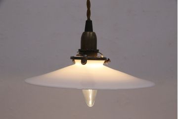 アンティーク照明　昭和初期　先のとがった電球がレトロな雰囲気を高める平笠シェードの吊り下げ照明(ペンダントライト、天井照明、電笠、シェード)(R-050699)