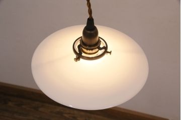 アンティーク照明　昭和レトロな趣が魅力的な平笠シェードのペンダントライト2個セット(吊り下げ照明、天井照明、シェード、電傘)(R-050706)