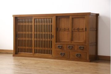中古　美品　総ニレ無垢材　網代風のデザインが和の趣を高める水屋箪笥サイドボード(収納棚、戸棚、キャビネット)(R-050714)