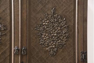 和製ヴィンテージ　　神戸洋家具　ナラ材　ペイント仕上げ限定　華やかな花の彫刻が目を引くワードローブ(洋服タンス、ビンテージ)(R-050715)