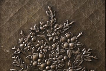 和製ヴィンテージ　　神戸洋家具　ナラ材　ペイント仕上げ限定　華やかな花の彫刻が目を引くワードローブ(洋服タンス、ビンテージ)(R-050715)
