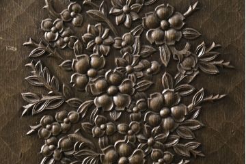 和製ヴィンテージ　　神戸洋家具　ナラ材　ペイント仕上げ限定　華やかな花の彫刻が目を引くワードローブ(洋服タンス、ビンテージ)(R-050715)