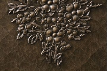 和製ヴィンテージ　　神戸洋家具　ナラ材　ペイント仕上げ限定　華やかな花の彫刻が目を引くワードローブ(洋服タンス、ビンテージ)(R-050715)