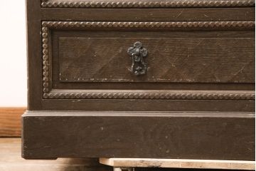 和製ヴィンテージ　　神戸洋家具　ナラ材　ペイント仕上げ限定　華やかな花の彫刻が目を引くワードローブ(洋服タンス、ビンテージ)(R-050715)