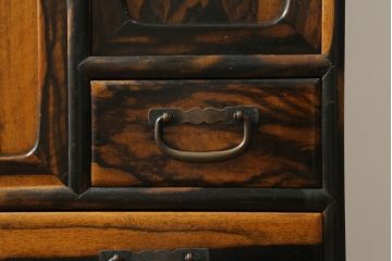 和製アンティーク　黒柿材の独特な杢目が目を引く茶箪笥(収納棚、戸棚、キャビネット)(R-050716)