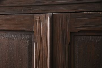 中古　伝統工芸　軽井沢彫り　大輪の花を咲かせる牡丹が美しい!品のある佇まいが魅力のワードローブ(洋服タンス)(R-050719)