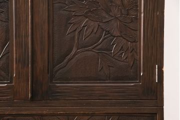 中古　伝統工芸　軽井沢彫り　大輪の花を咲かせる牡丹が美しい!品のある佇まいが魅力のワードローブ(洋服タンス)(R-050719)