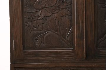 中古　伝統工芸　軽井沢彫り　大輪の花を咲かせる牡丹が美しい!品のある佇まいが魅力のワードローブ(洋服タンス)(R-050719)