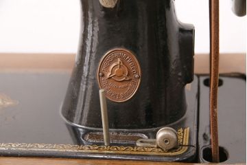 ジャンク品　ASAHINA社　お洒落なアンティーク空間を演出するミシンテーブル(ミシン台、ディスプレイ、工業用ミシン)(R-050724)