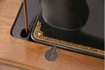 ジャンク品　ASAHINA社　お洒落なアンティーク空間を演出するミシンテーブル(ミシン台、ディスプレイ、工業用ミシン)(R-050724)