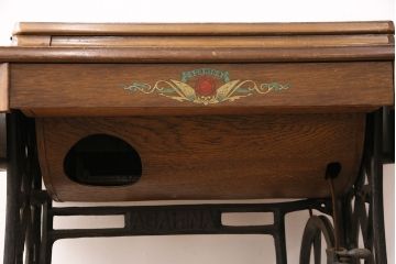 ジャンク品　ASAHINA社　お洒落なアンティーク空間を演出するミシンテーブル(ミシン台、ディスプレイ、工業用ミシン)(R-050724)