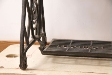 ジャンク品　ASAHINA社　お洒落なアンティーク空間を演出するミシンテーブル(ミシン台、ディスプレイ、工業用ミシン)(R-050724)