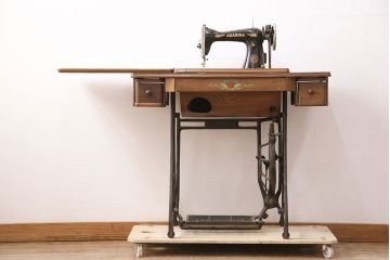 ジャンク品　ASAHINA社　お洒落なアンティーク空間を演出するミシンテーブル(ミシン台、ディスプレイ、工業用ミシン)(R-050724)