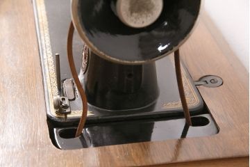 ジャンク品　ASAHINA社　お洒落なアンティーク空間を演出するミシンテーブル(ミシン台、ディスプレイ、工業用ミシン)(R-050724)