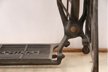 ジャンク品　ASAHINA社　お洒落なアンティーク空間を演出するミシンテーブル(ミシン台、ディスプレイ、工業用ミシン)(R-050724)