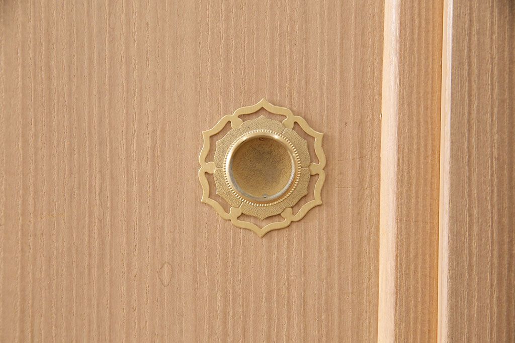 中古　和歌山県紀州　伝統工芸士・中田静夫作　金色の金具が煌びやかな印象を与える加茂総桐箪笥(総桐たんす、総桐箪笥、胴丸)(定価約120万円)(R-050726)