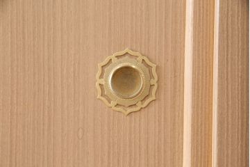 中古　和歌山県紀州　伝統工芸士・中田静夫作　金色の金具が煌びやかな印象を与える加茂総桐箪笥(総桐たんす、総桐箪笥、胴丸)(定価約120万円)(R-050726)