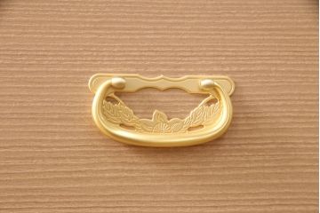 中古　和歌山県紀州　伝統工芸士・中田静夫作　金色の金具が煌びやかな印象を与える加茂総桐箪笥(総桐たんす、総桐箪笥、胴丸)(定価約120万円)(R-050726)