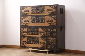 和製アンティーク　総桐材製　繊細で美しい透かし金具が目を引く佐渡箪笥(八幡箪笥、衣装タンス、引き出し、桐箪笥、桐たんす)(R-050727)