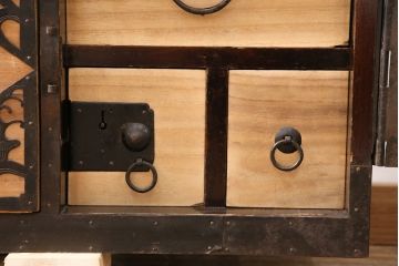 和製アンティーク　総桐材製　繊細で美しい透かし金具が目を引く佐渡箪笥(八幡箪笥、衣装タンス、引き出し、桐箪笥、桐たんす)(R-050727)