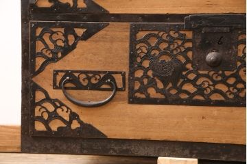 和製アンティーク　総桐材製　繊細で美しい透かし金具が目を引く佐渡箪笥(八幡箪笥、衣装タンス、引き出し、桐箪笥、桐たんす)(R-050727)