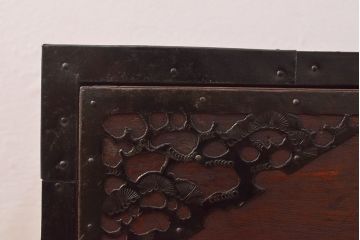 和製アンティーク　総桐材製　繊細で美しい透かし金具が目を引く佐渡箪笥・下段(八幡箪笥、衣装タンス、引き出し、桐箪笥、桐たんす)(R-050729)