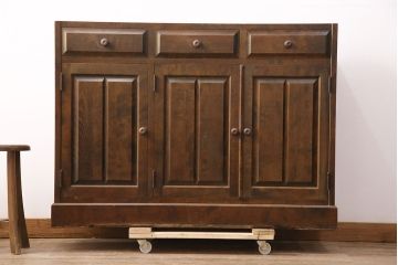 中古　北海道民芸家具　ペイント仕上げ限定　和・洋どちらの空間にも合わせやすいサイドボード(キャビネット、収納棚、戸棚)(R-050731)