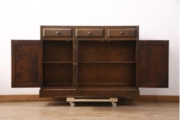 中古　北海道民芸家具　ペイント仕上げ限定　和・洋どちらの空間にも合わせやすいサイドボード(キャビネット、収納棚、戸棚)(R-050731)