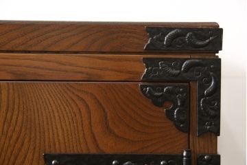 中古　国産　民芸家具　衣装盆付き　上質な和の空間づくりに活躍する桐箪笥(衣装箪笥、和タンス、桐たんす)(R-050732)