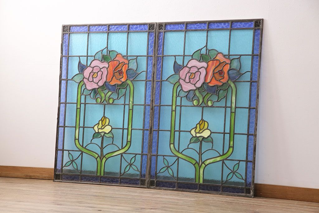 和製アンティーク　国産　華やかな花の図柄が存在感を放つステンドグラス2枚セット(明り取り、窓)(R-050736)