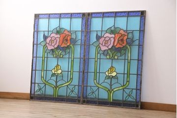 和製アンティーク　国産　華やかな花の図柄が存在感を放つステンドグラス2枚セット(明り取り、窓)(R-050736)