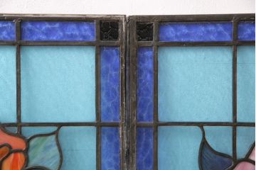 和製アンティーク　国産　華やかな花の図柄が存在感を放つステンドグラス2枚セット(明り取り、窓)(R-050736)