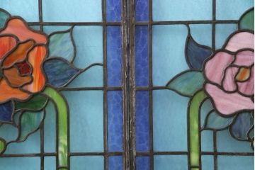 和製アンティーク　国産　華やかな花の図柄が存在感を放つステンドグラス2枚セット(明り取り、窓)(R-050736)