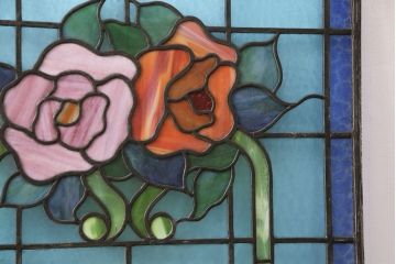 和製アンティーク　国産　華やかな花の図柄が存在感を放つステンドグラス2枚セット(明り取り、窓)(R-050736)