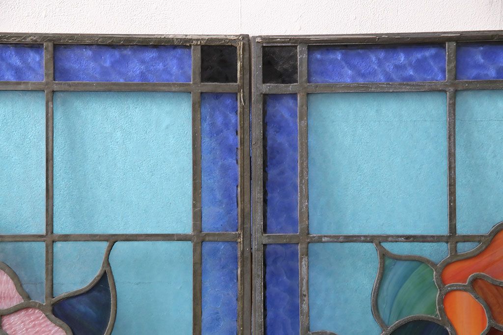 和製アンティーク　国産　華やかな花の図柄が存在感を放つステンドグラス2枚セット(明り取り、窓)(R-050736)